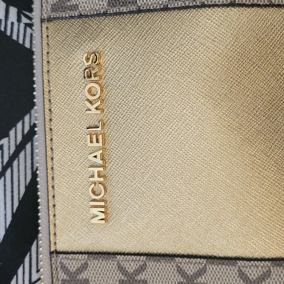 Michael Kors wristlet - Picture 2 of 3
